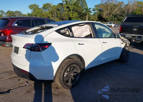 2025 Tesla Model Y Long Range Dual Motor All-Wheel Drive z USA, uszkodzony, nr VIN 7SAYGDED0SF222885